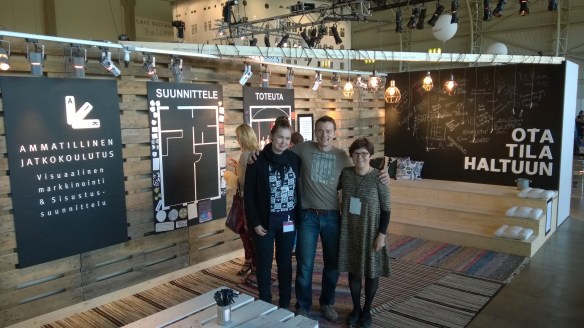Onnistunut osastonrakennus Habitare messuilla 2014. Oikealla Ajk jatkokoulutuksen koulutusjohtaja Iris Heikkonen ja vasemmalla koulutusassistentti Jenna Saksola.
